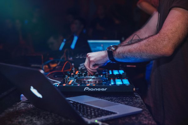 Les 5 critères essentiels pour sélectionner un dj de mariage idéal